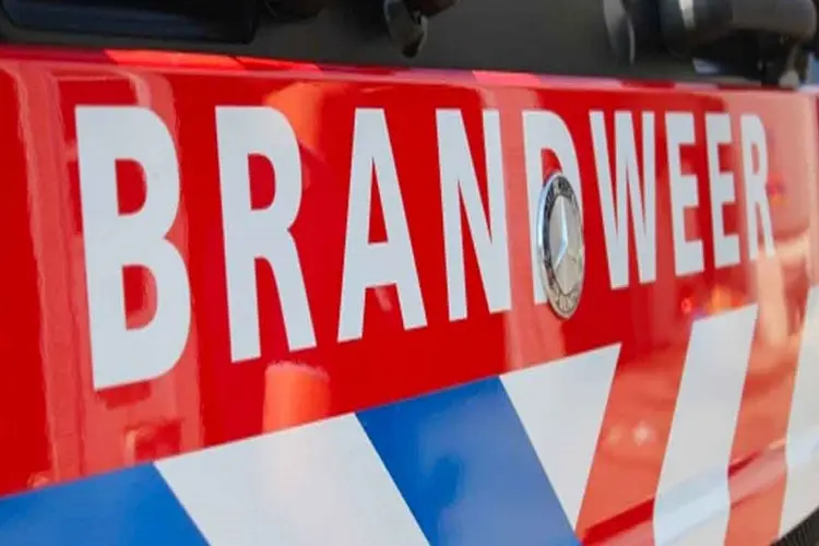 Buurtbewoners helpen mee bij autobrand