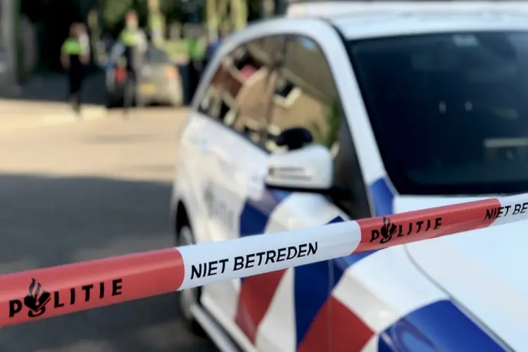 Werkbus volledig uitgebrand in Apeldoorn