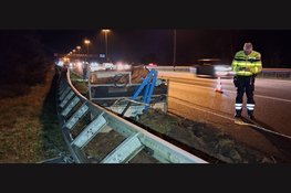 Aanhanger vol met tegels schiet van auto en belandt in vangrail van A50