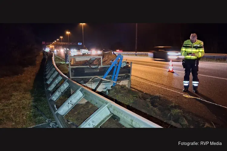 Aanhanger vol met tegels schiet van auto en belandt in vangrail van A50
