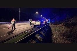 Aanhanger vol met tegels schiet van auto en belandt in vangrail van A50