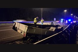 Aanhanger vol met tegels schiet van auto en belandt in vangrail van A50
