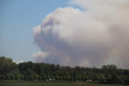 Grote bosbrand op schietkamp 't Harde. Rookwolken in meerdere provincies te zien!