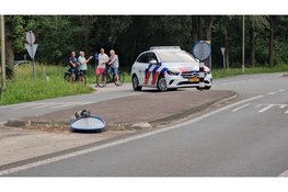 Automobilist botst tegen verkeersbord bij Elspeet en moet mee naar politiebureau na positieve blaastest