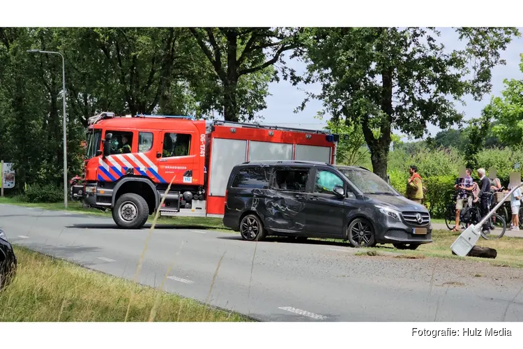Flinke aanrijding op beruchte kruising in Elspeet: busje total loss na botsing met lantaarnpaal
