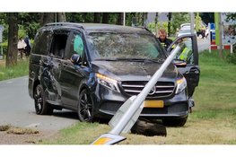 Flinke aanrijding op beruchte kruising in Elspeet: busje total loss na botsing met lantaarnpaal