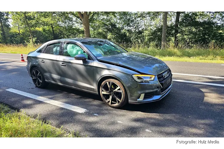 Audi botst met flinke snelheid achterop werkbus op N309 bij Epe