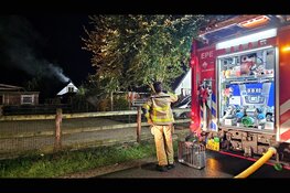 Uitslaande brand in bijgebouw aan Engweg in Heerde, paarden tijdelijk in veiligheid gebracht