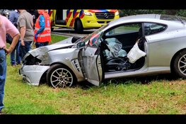 Auto belandt na slip tegen boom op Soerelseweg in Epe