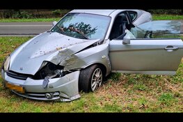 Auto belandt na slip tegen boom op Soerelseweg in Epe
