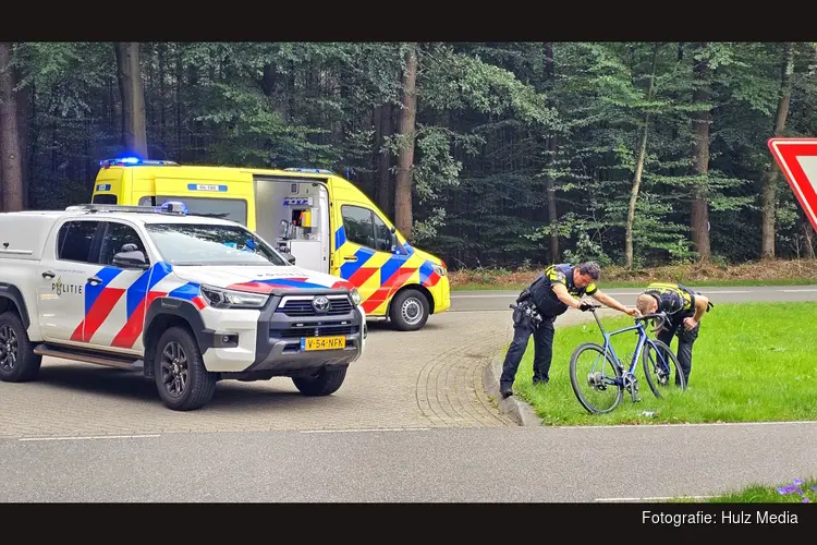 Wielrenner gelanceerd over motorkap bij botsing in Epe