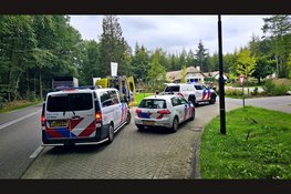 Wielrenner gelanceerd over motorkap bij botsing in Epe