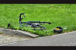 Wielrenner gelanceerd over motorkap bij botsing in Epe