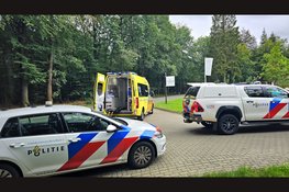 Wielrenner gelanceerd over motorkap bij botsing in Epe