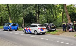 Scootmobiel botst tegen taxibusje in Epe