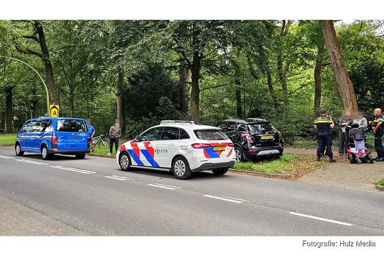 Scootmobiel botst tegen taxibusje in Epe