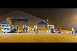 Grote controle op ’t Harde levert illegale sigaretten en wapen op