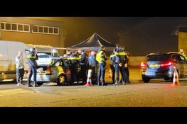 Grote controle op ’t Harde levert illegale sigaretten en wapen op