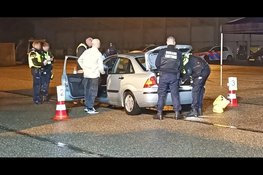 Grote controle op ’t Harde levert illegale sigaretten en wapen op